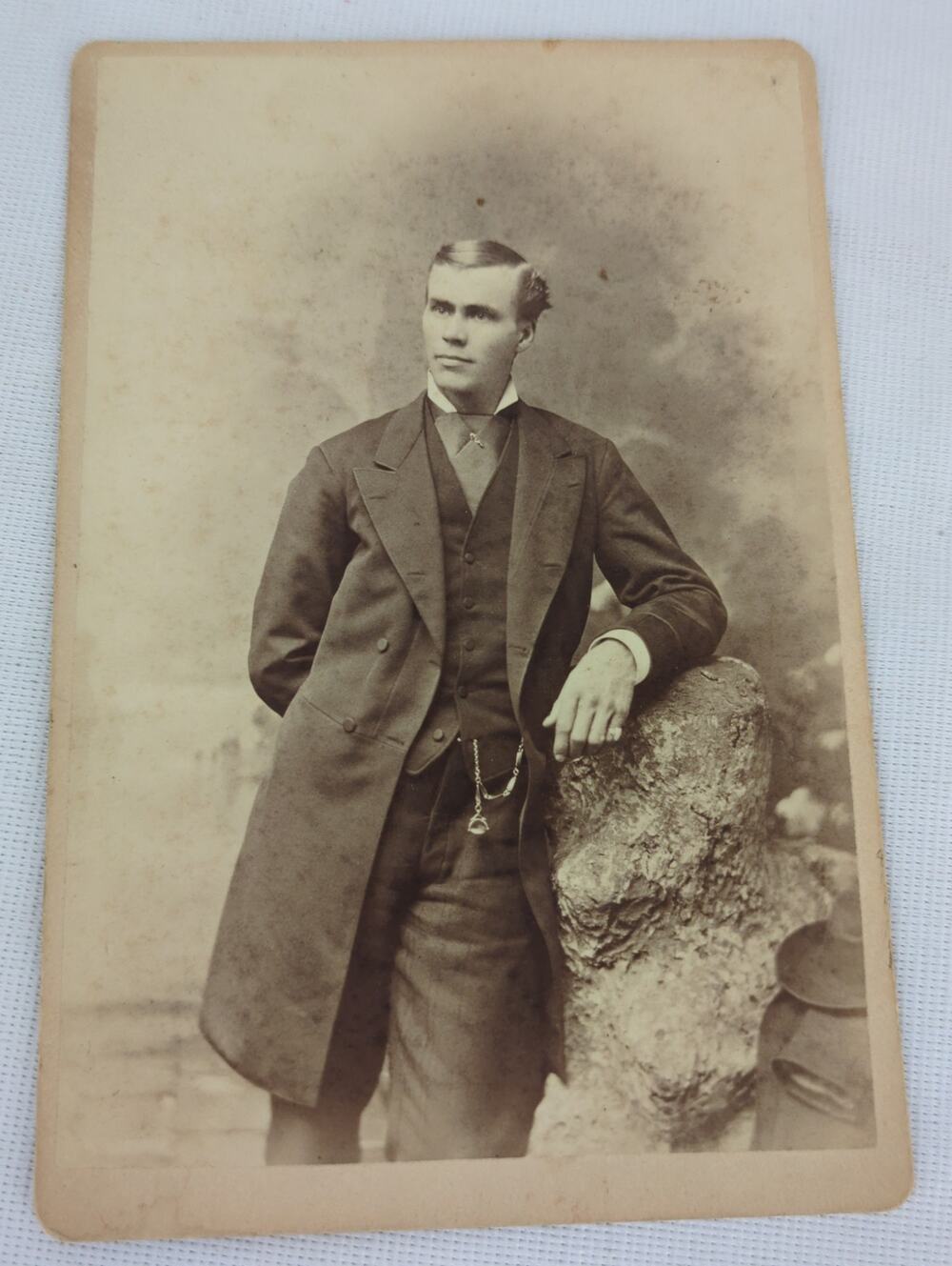 Antique 187-82 Cabinet Card Photo J.A. Brush Minneapolis MN Gentleman Portrait